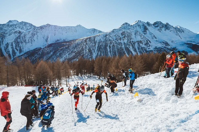 中國隊布魯爾（4號）在比賽中保持領(lǐng)先。中國滑雪登山隊供圖